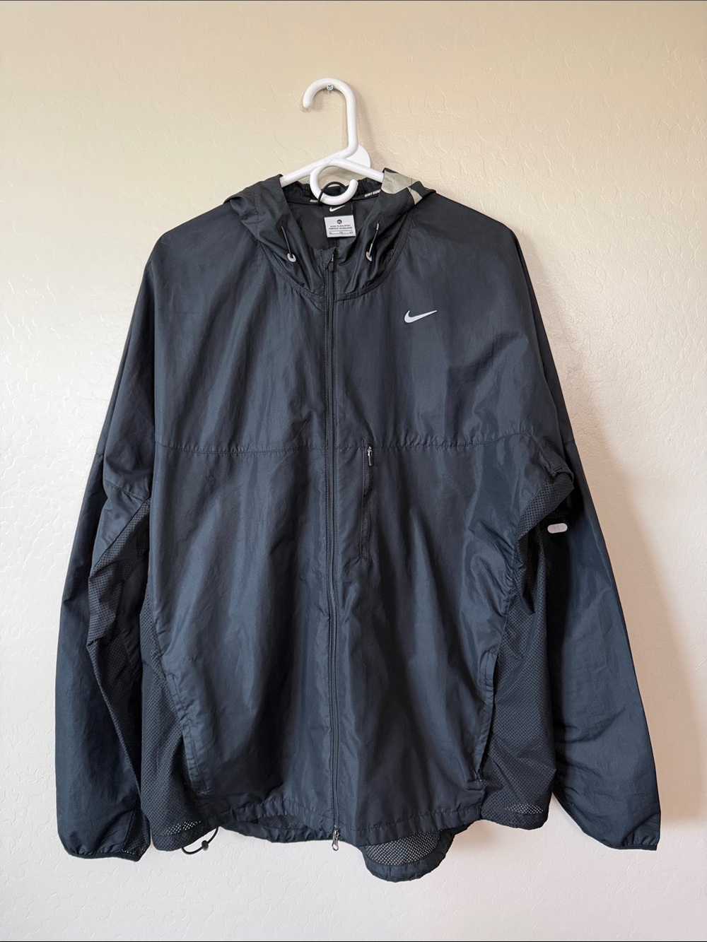 Nike Men's Black Hooded Lightweight Windbreaker